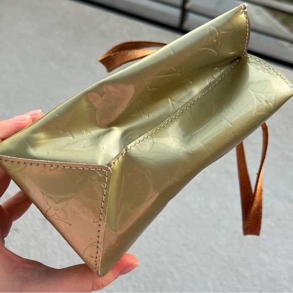 RESERVED LOUIS VUITTON Vernis Reade PM Perle
Monogram Patent Leather Tote - Picture 9 of 9